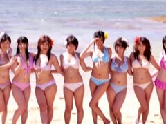 Chorros japonés playa chicas en bikinis