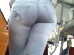 Hermosa latina gran culo en el bus