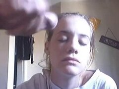 Vendió su cara por un buen facial. Miami adolescente vendió su primer facial a un compañero de clase que tenía la HOTS para ella, él le ofreció 200 dólares para este facial y ella aceptó, pacientemente esperando el cum en su cara,