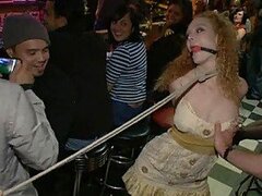 Video de sesión sado con una chica rubia ahogándose con una pija grande