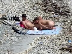 Sensual muchacha salta sobre dick grasa de su novio en la playa nudista, con total desprecio a otras personas a su alrededor, una chica floja gran polla de su hombre a poner en su boca y chupó duro antes de tener su orgasmo coño martillado.