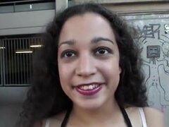 La puta de Colombia muestra que está integrada.,