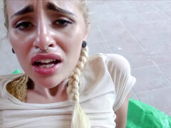 La dulce rubia Naomi Woods muestra tetas por dinero. Echa un vistazo a esta dulce rubia Naomi Woods entreteniendo a un desconocido que finalmente le hace flashear unas tetas pequeñas por dinero No tan pronto, ella lo sigue en una casa abandonada donde le