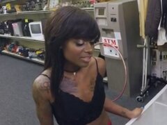 Negro profundo Lexxi chupando Dick detrás contador en una oficina de la tienda de empeño. Negro dirtbag Lexxi profundo detrás del mostrador chupando dick en una tienda de empeño para el efectivo