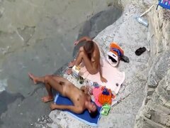 Espiar juegos previos y sexo en la playa, siempre pensé que sexo playa sucede espontáneamente y rápidamente, pero estos dos eran todos solo así que tomó su tiempo. Chica desnuda estaba tirado en la toalla y el hombre y sucio para lamer su coño, sólo para