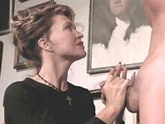 MILF deliciosa vintage Zina Dean obtiene su rico ano follado y cubierto de espesa leche caliente