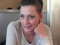 Increible morocha se pone cachonda y es follada en publico en video real