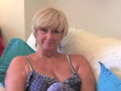 Chunky abuela con grandes marangos viejo da un sextoy. Abuela Samantha de disrobes de su traje y le da su viejo hendido indecentes un placer con un consolador.