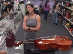 Mujer latina peones un material y golpeado por pawnkepper cachonda. Mujer brasileña sexy peones un violonchelo y recibió dinero del cuidador después de que ella tomó la oferta de follar a este tipo pervertido