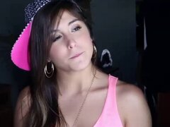 La adolescente caliente Natalie Monroe se llena de semen dentro de ella. Caliente adolescente Natalie Monroe se llena de semen dentro de su coño apretado por sus chicos polla dura grande después de que ella se pone caliente mirando su cuerpo desde lejos.